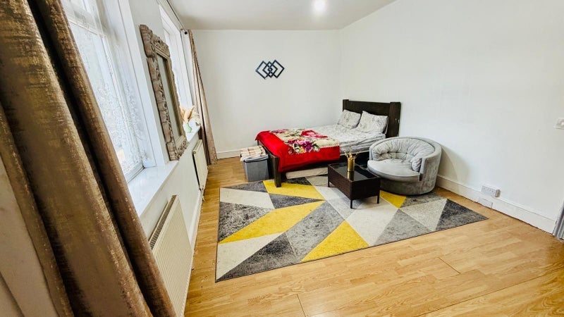 Room Pulleyns Avenue in Greater London