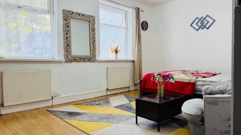 Room Pulleyns Avenue in Greater London