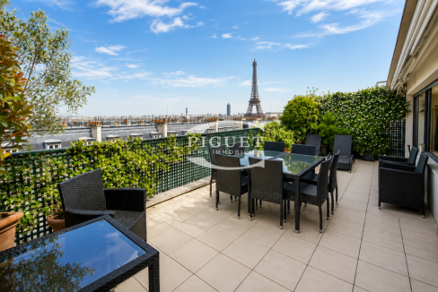 Flat Rue de Franqueville in Paris