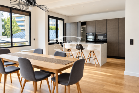 Flat Rue de Franqueville in Paris
