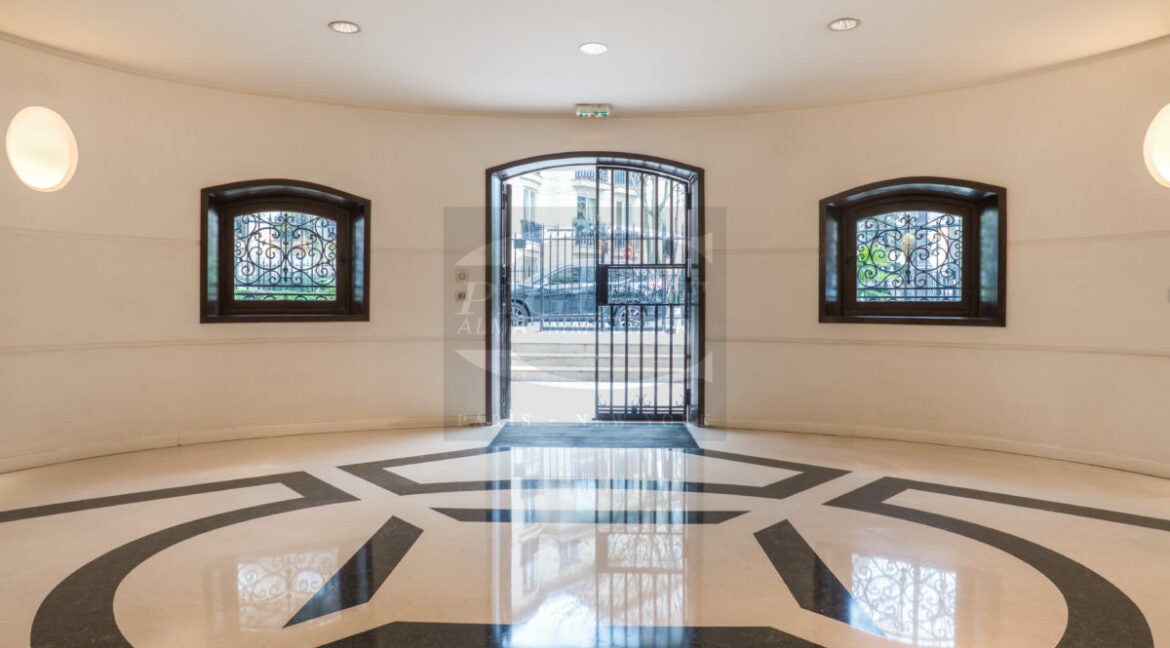 Flat Rue de Franqueville in Paris