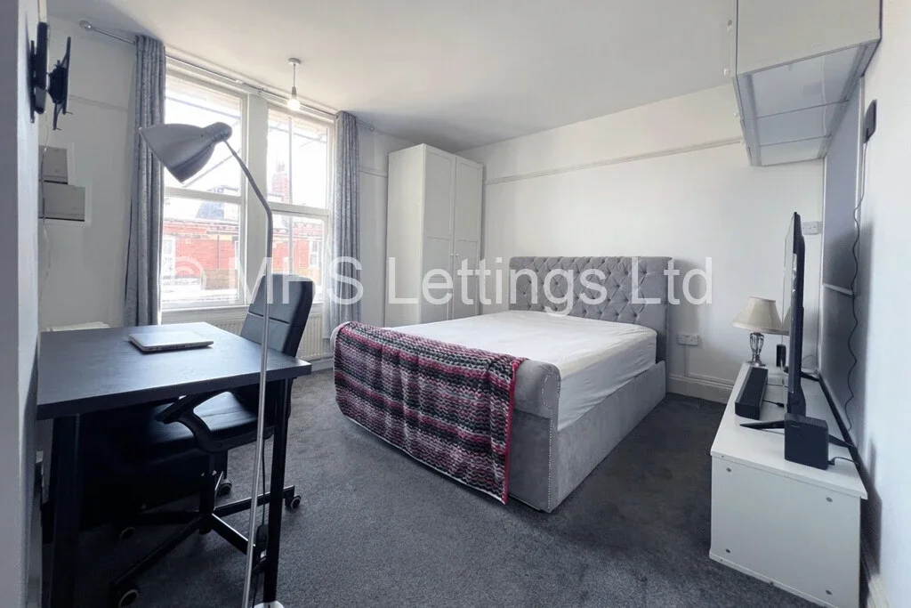 Room Back Burchett Grove in Leeds