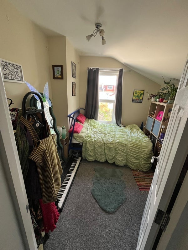 Room Falmouth Road in Bristol