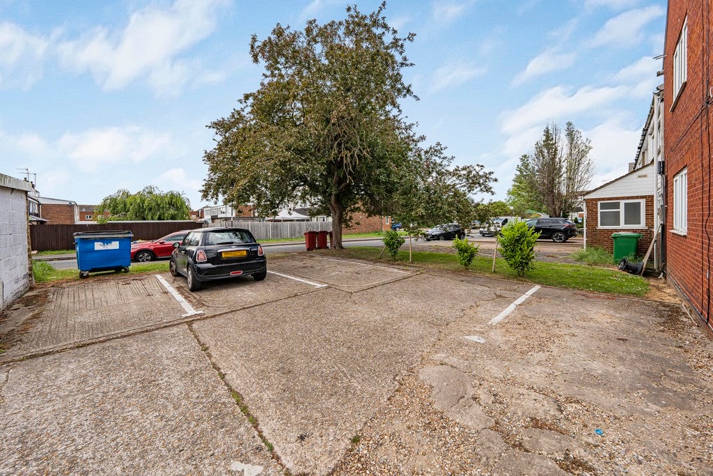 Flat Patricia Close in Slough