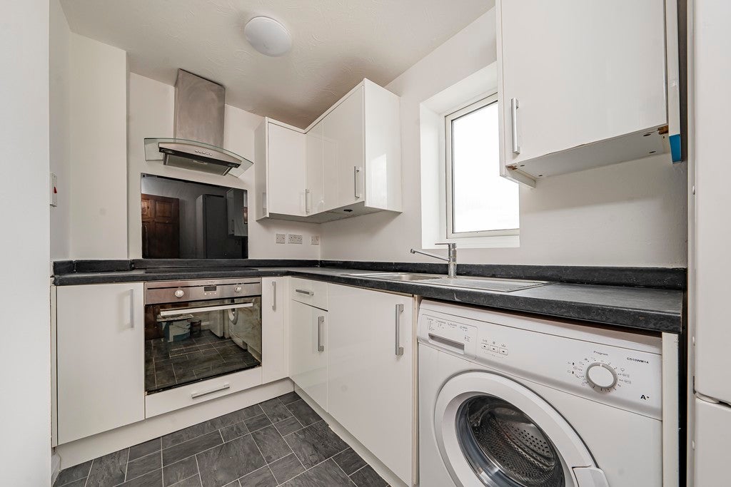 Flat Patricia Close in Slough
