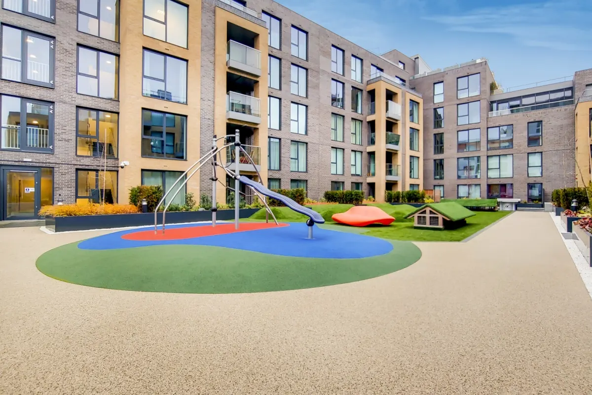 Flat Long Lane in Greater London