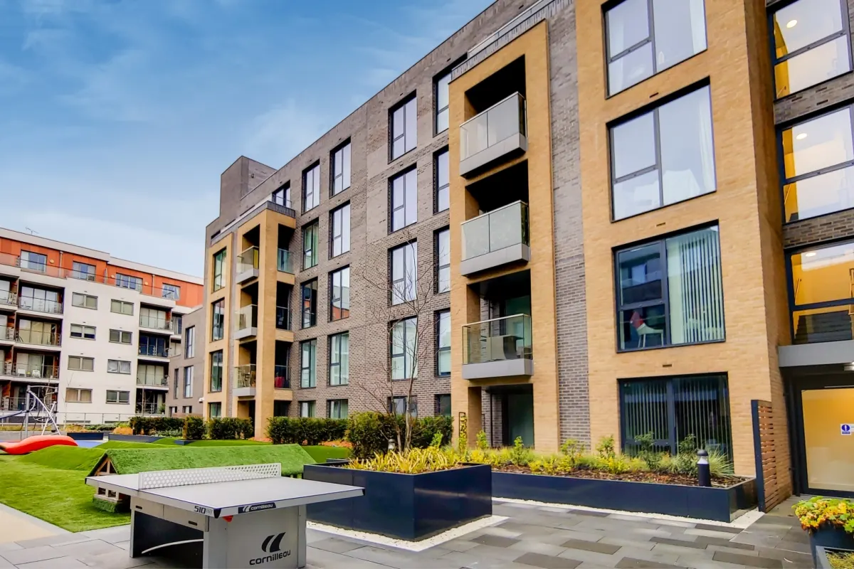 Flat Long Lane in Greater London