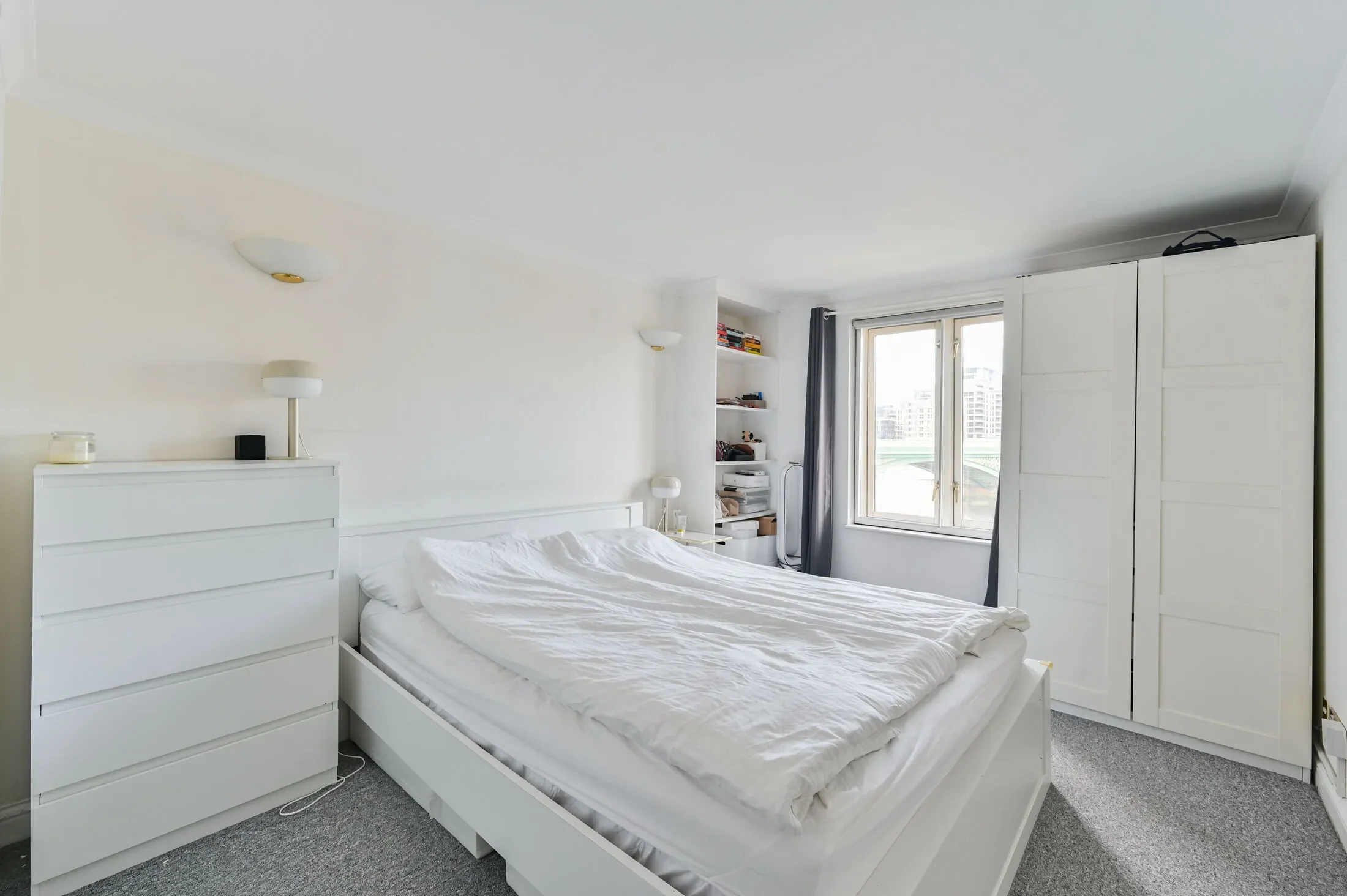 Flat Lombard Road in Greater London