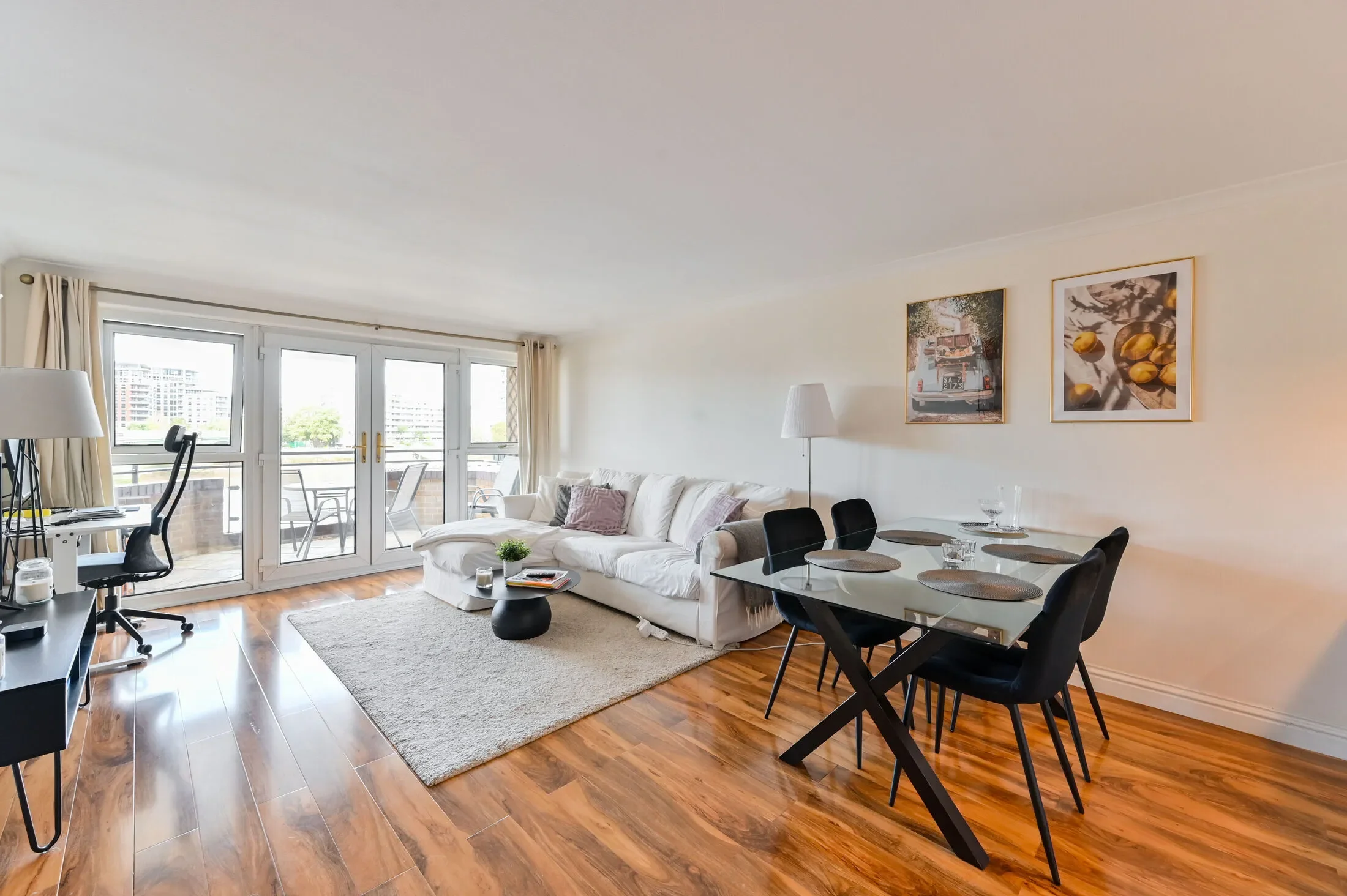 Flat Lombard Road in Greater London