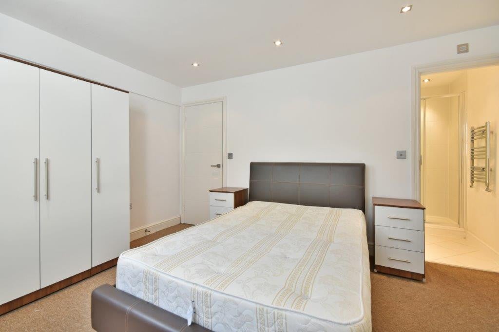 Flat Minster Road in Greater London