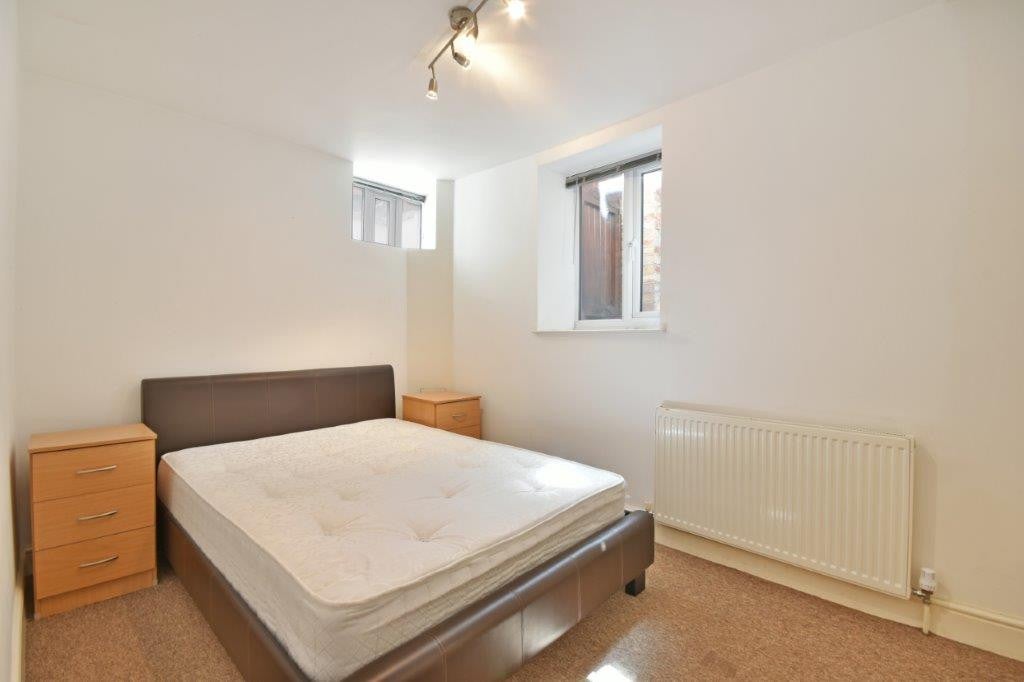 Flat Minster Road in Greater London