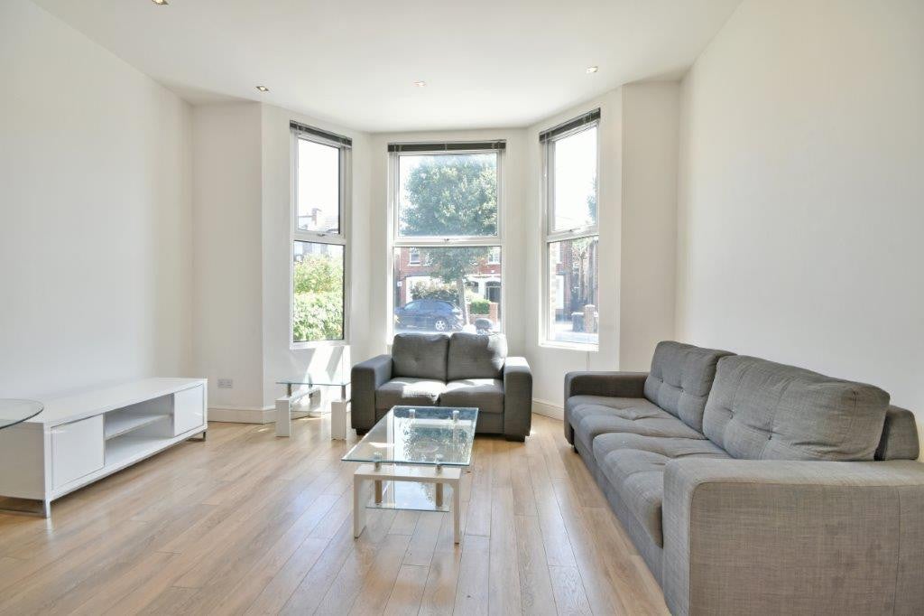 Flat Minster Road in Greater London