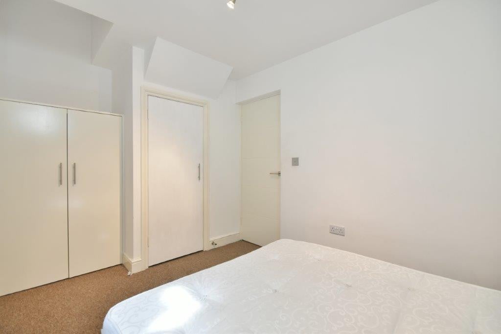 Flat Minster Road in Greater London