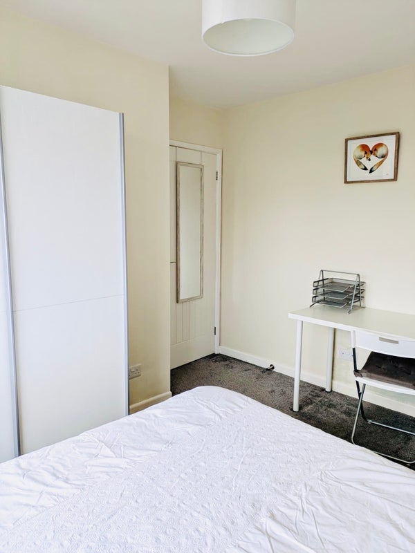Room Cleeve Road in Bristol