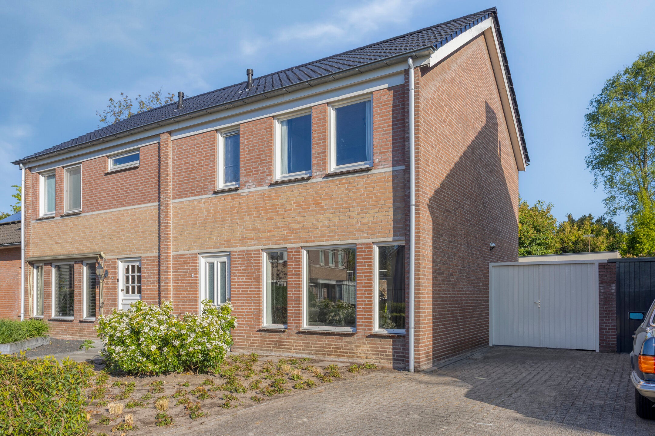 Twee-onder-één-kap te koop: Lupinestraat 24, Riethoven