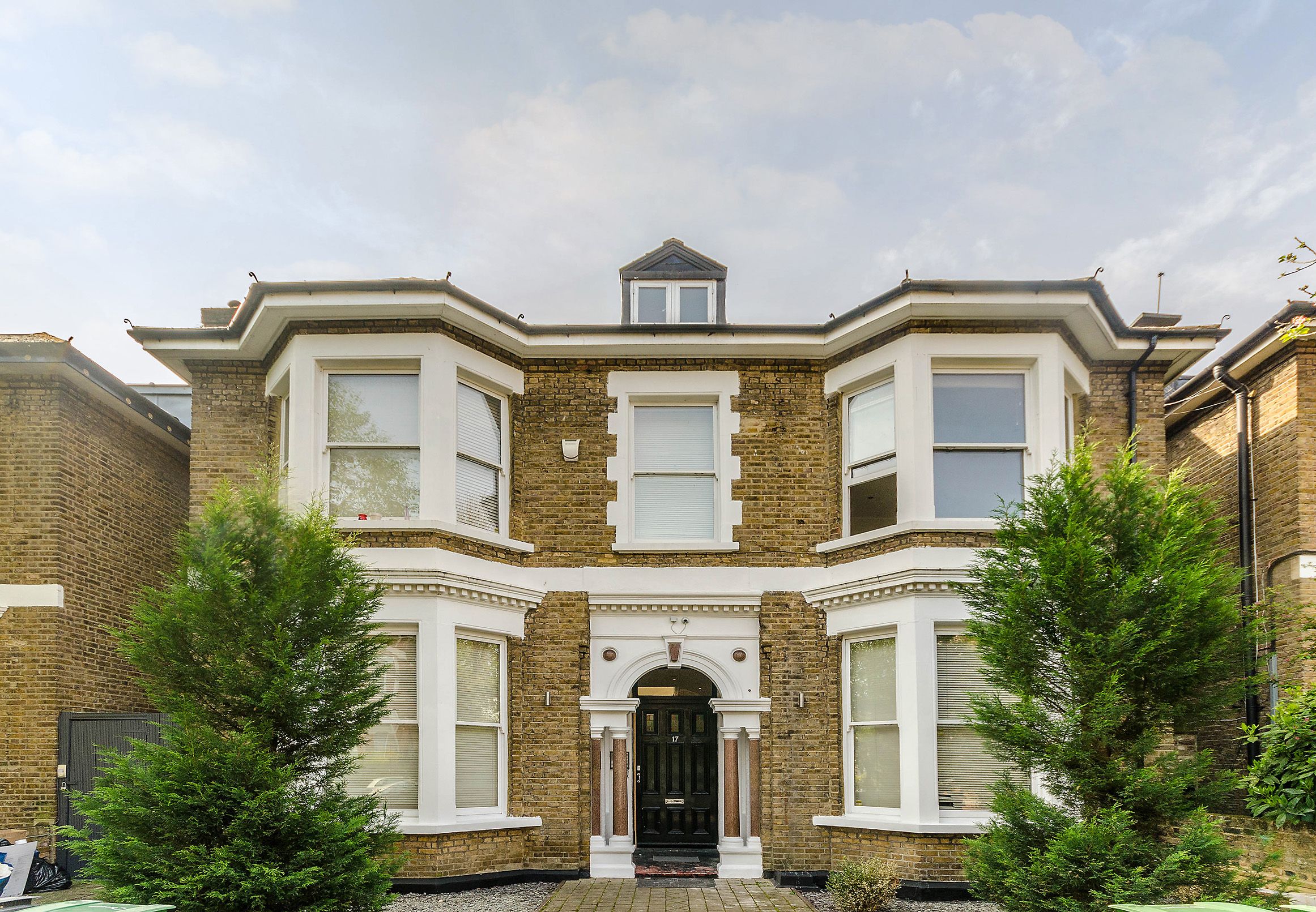Flat Woodchurch Road in Greater London