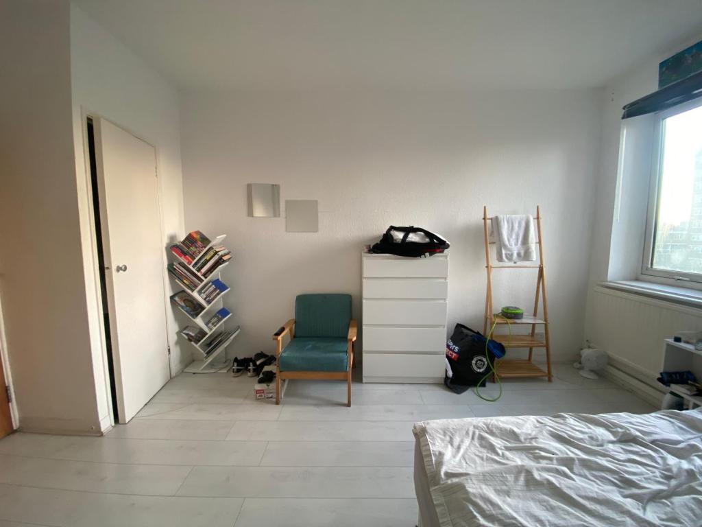 Room Middleton Street in Greater London