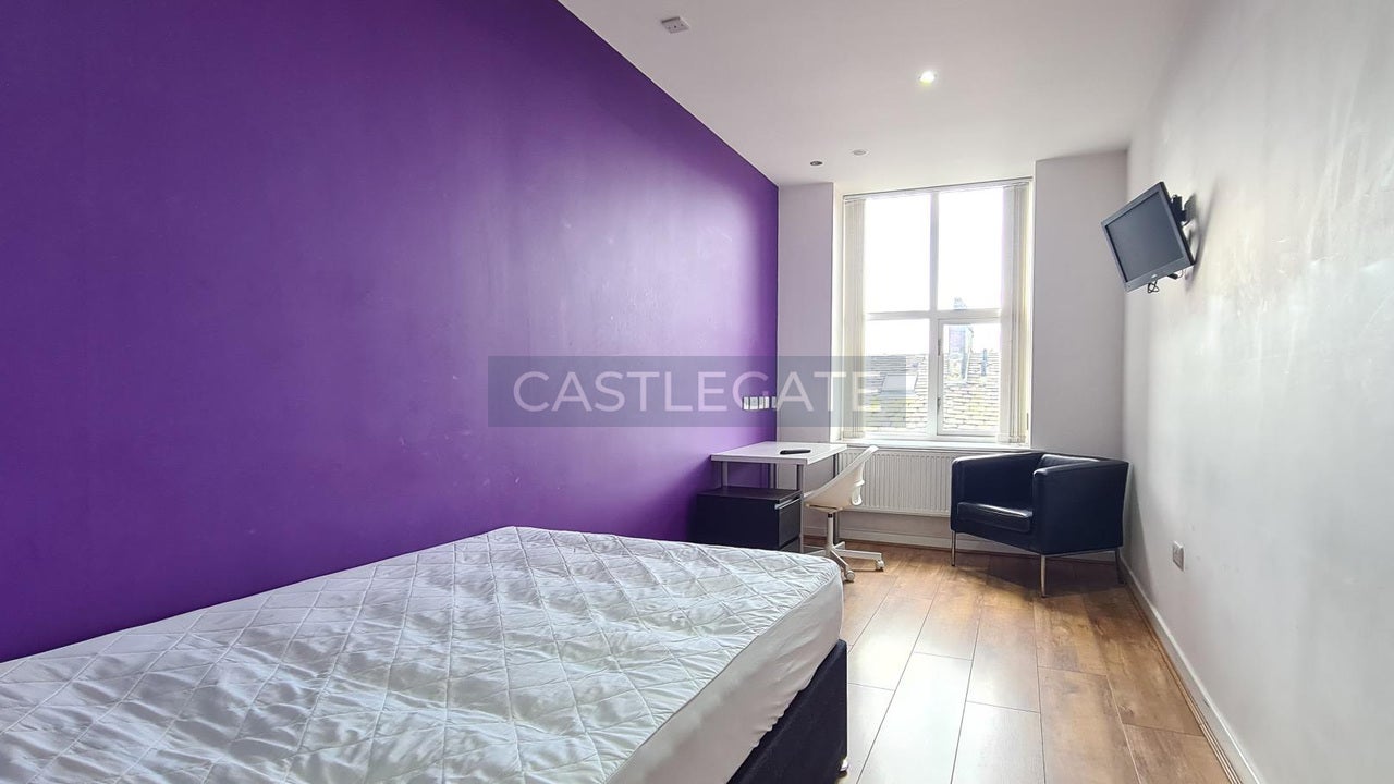 Room Threadneedle Street in Huddersfield