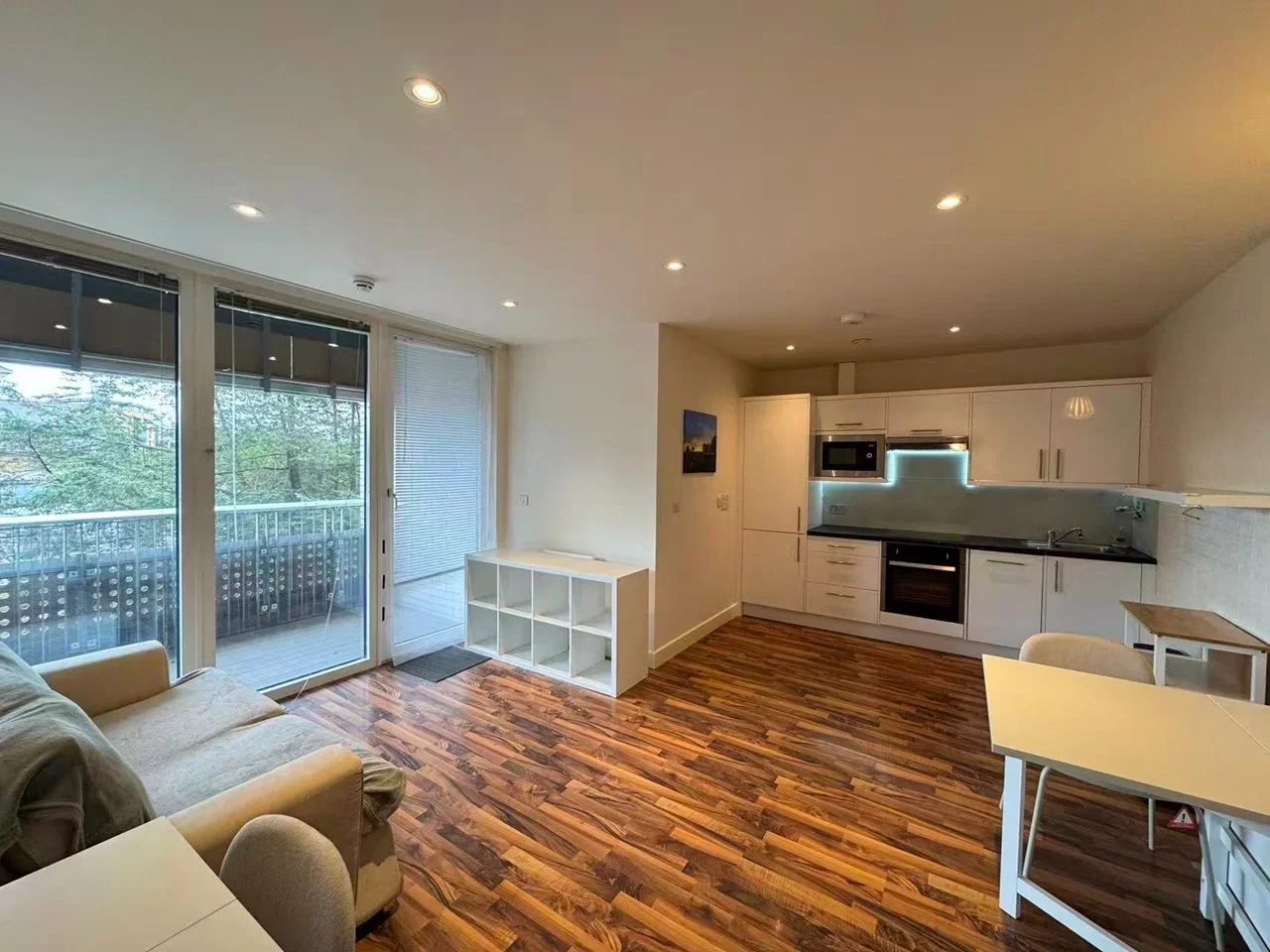 Flat Hilltop Avenue in Greater London