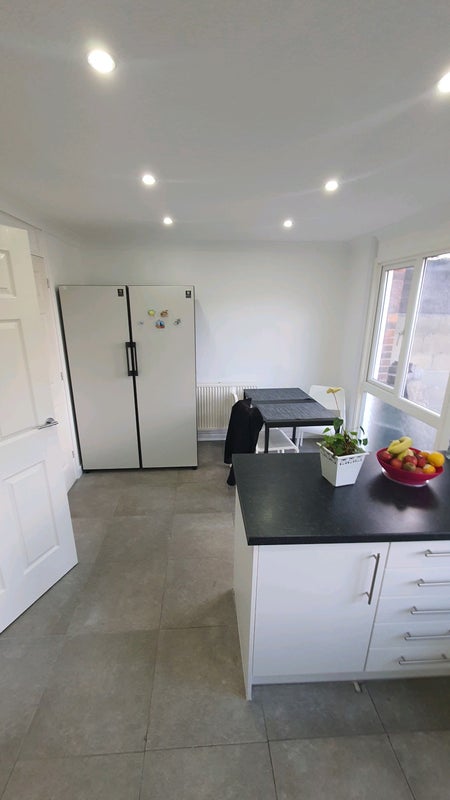 Room Beale Court in Crawley