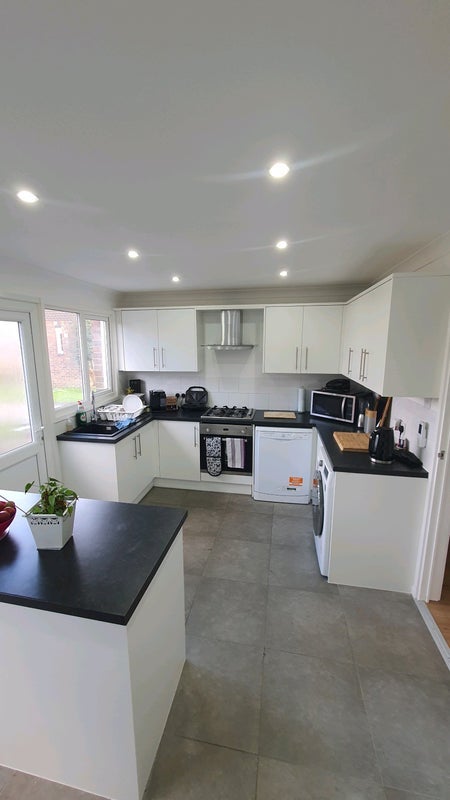 Room Beale Court in Crawley