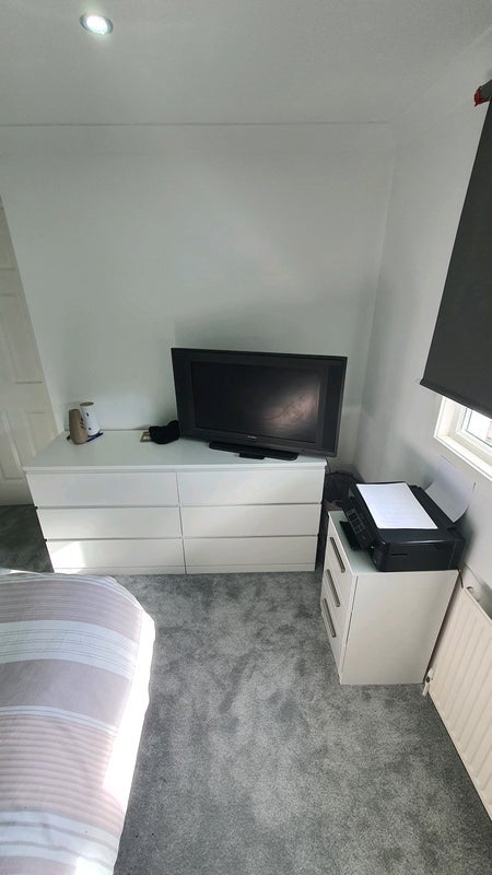 Room Beale Court in Crawley