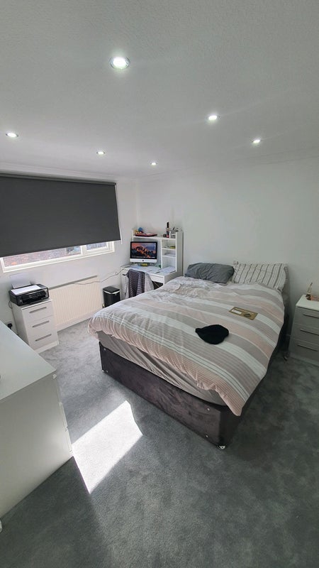 Room Beale Court in Crawley