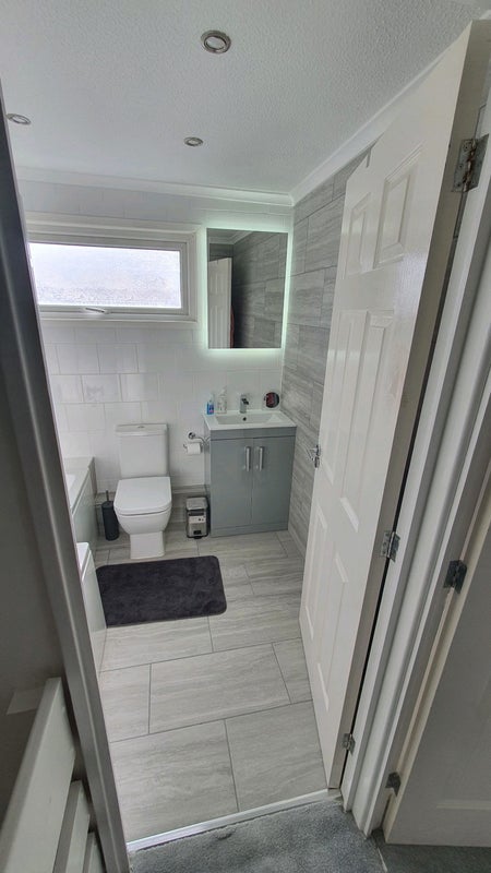 Room Beale Court in Crawley
