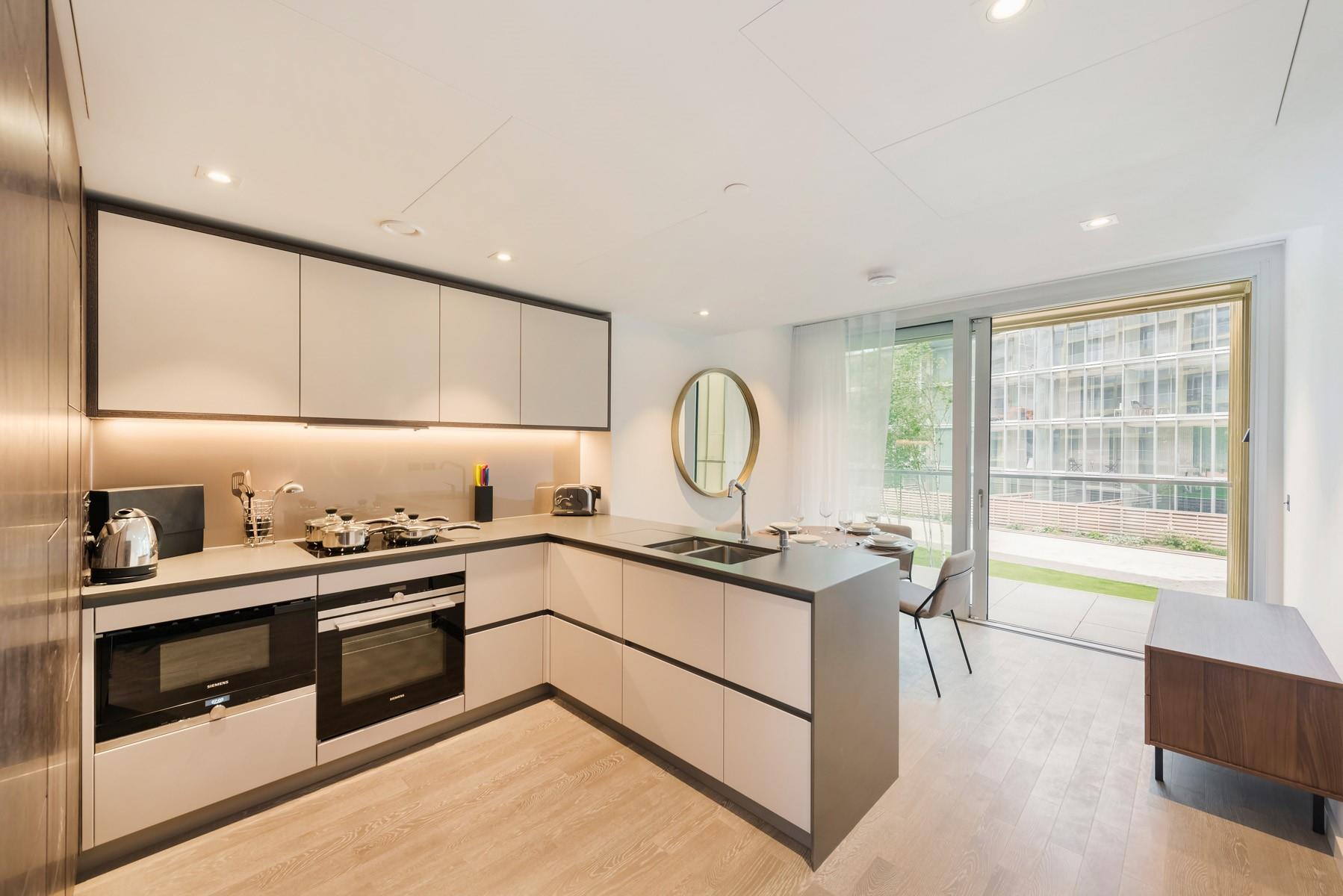 Flat Battersea Park Road in Greater London
