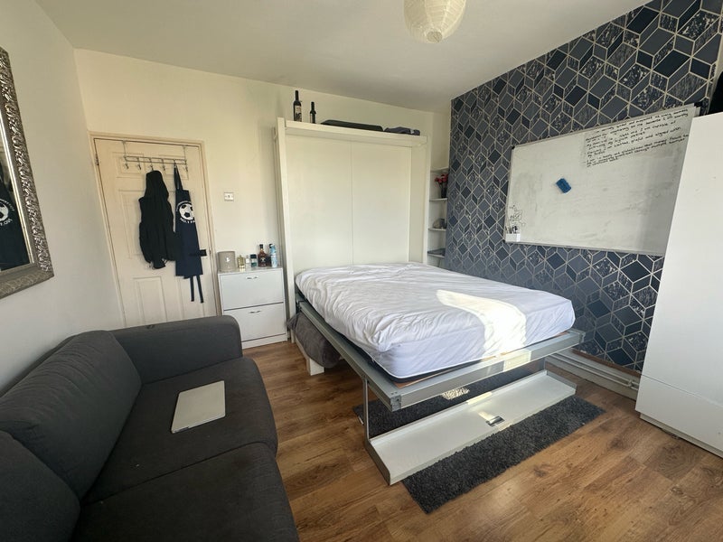 Room Hudson Close in Greater London