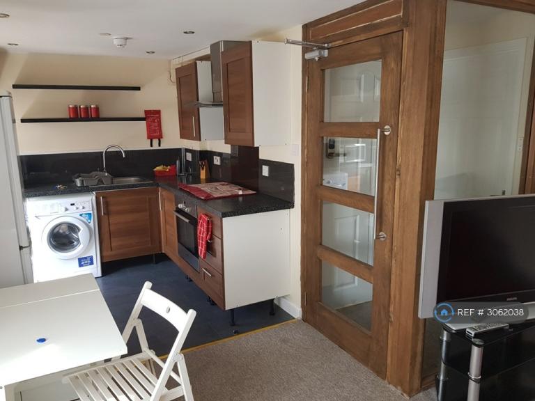 Flat Perne Road in Cambridge
