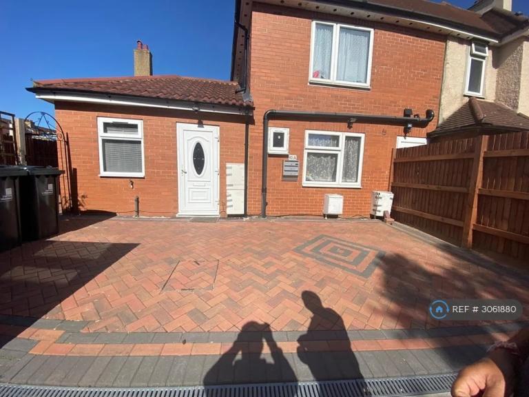 Flat Olive Road in Greater London