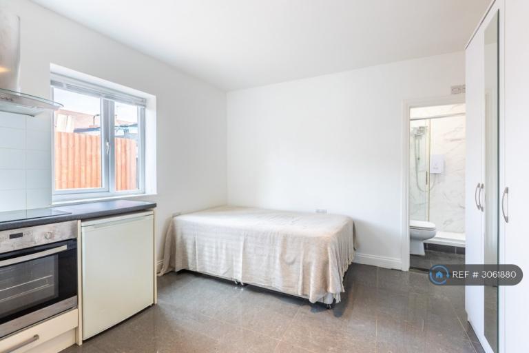 Flat Olive Road in Greater London