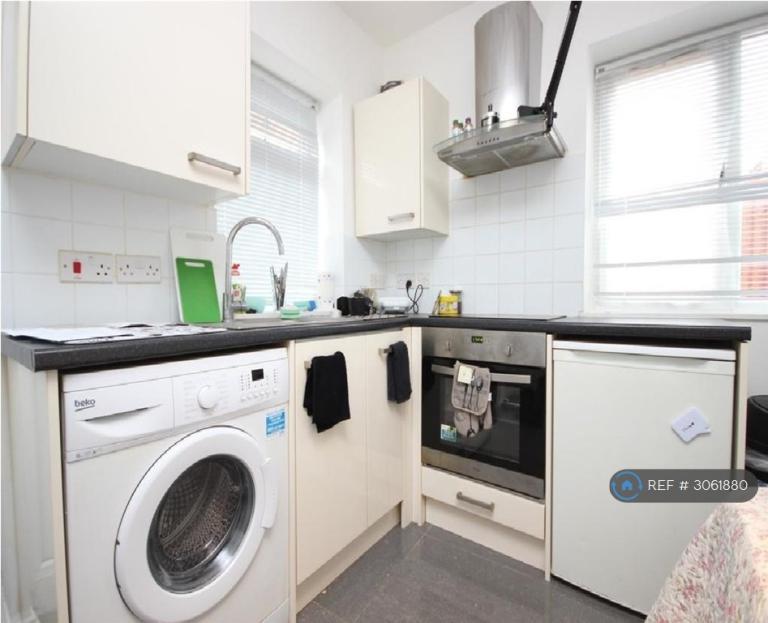 Flat Olive Road in Greater London