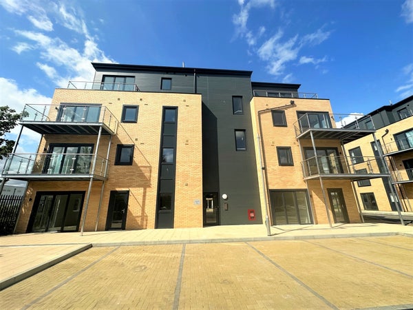 Flat Newtown Road in Ashford