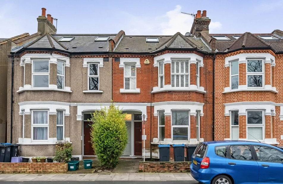 Flat Haydons Road in Greater London