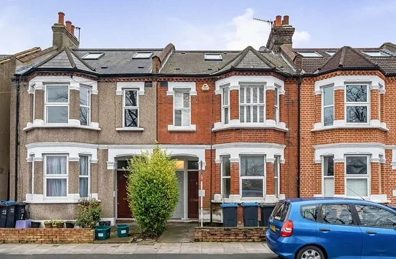Flat Haydons Road in Greater London