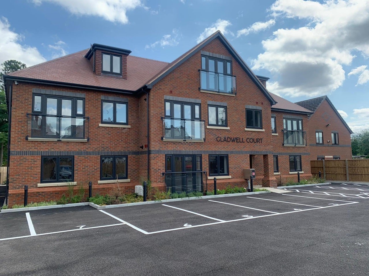 Flat Harewood Place in Slough
