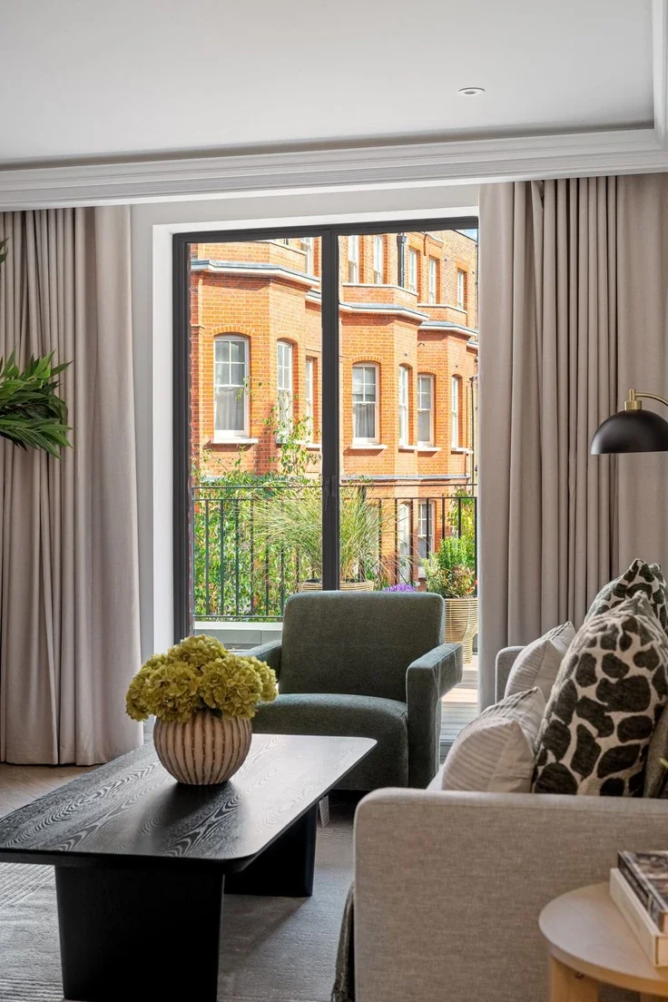 Flat Kensington High Street in Greater London