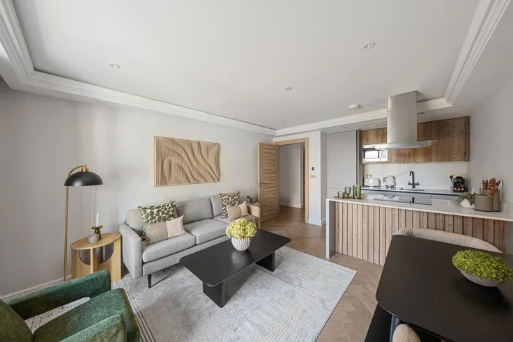 Flat Kensington High Street in Greater London