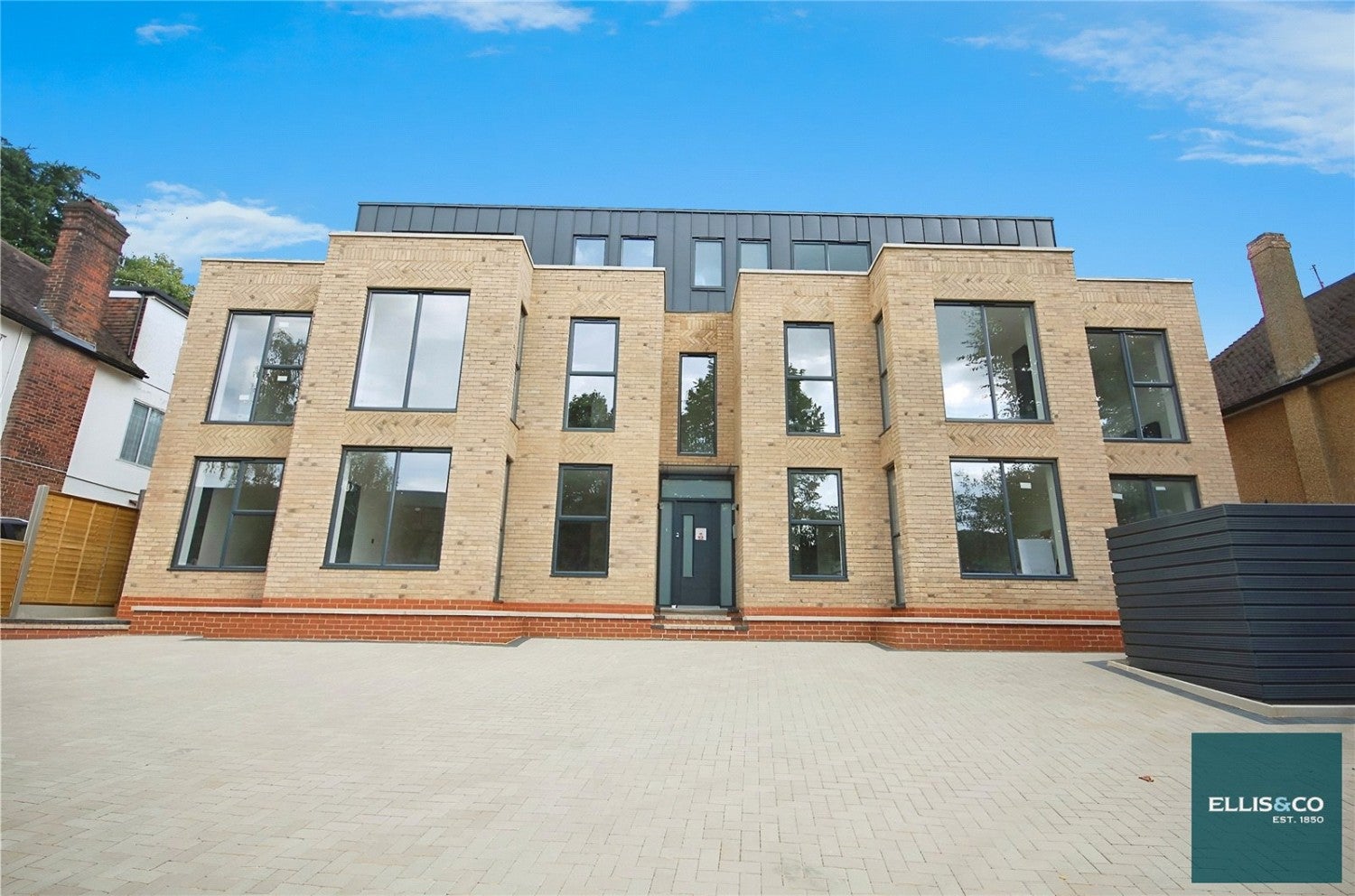 Flat Woodside Grange Road in Greater London