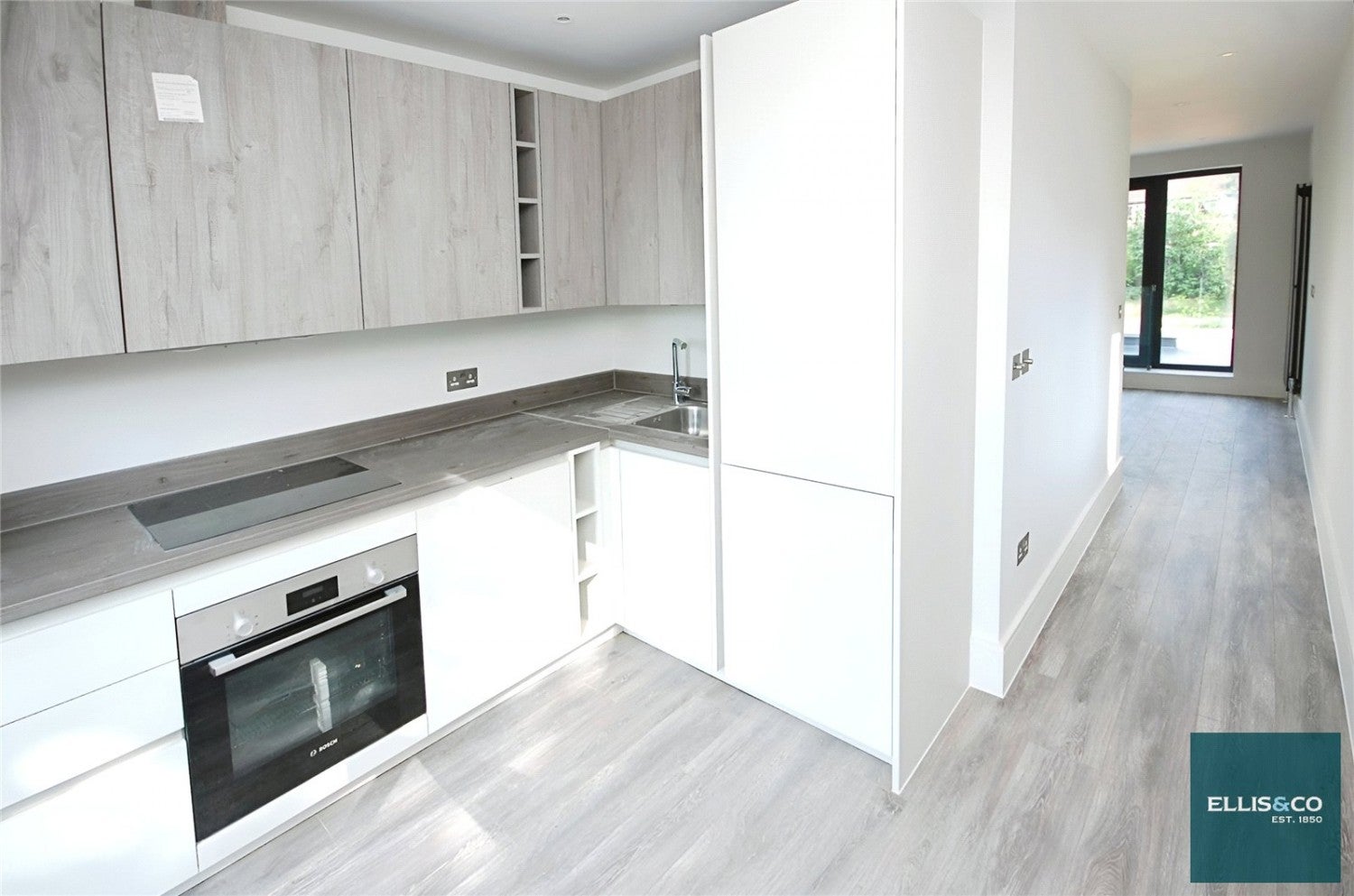 Flat Woodside Grange Road in Greater London