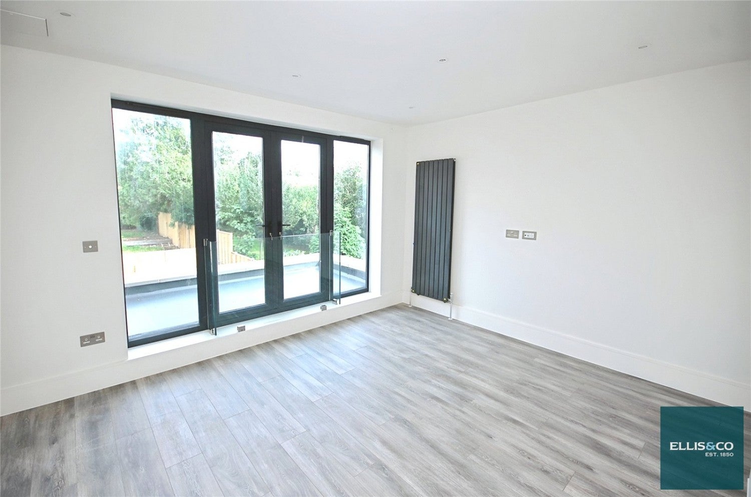 Flat Woodside Grange Road in Greater London