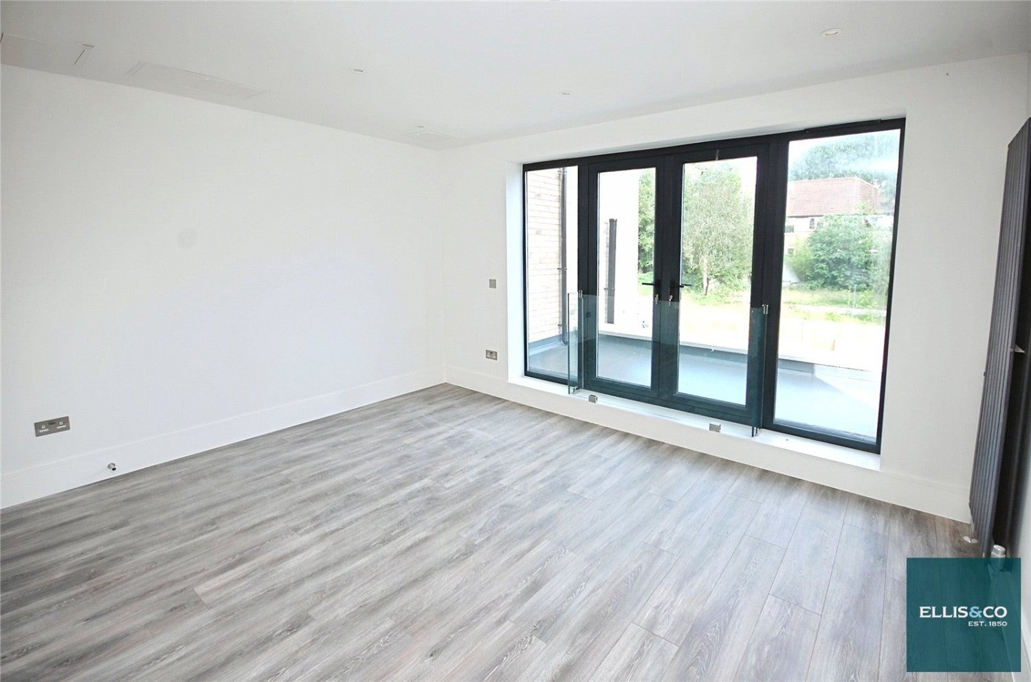 Flat Woodside Grange Road in Greater London