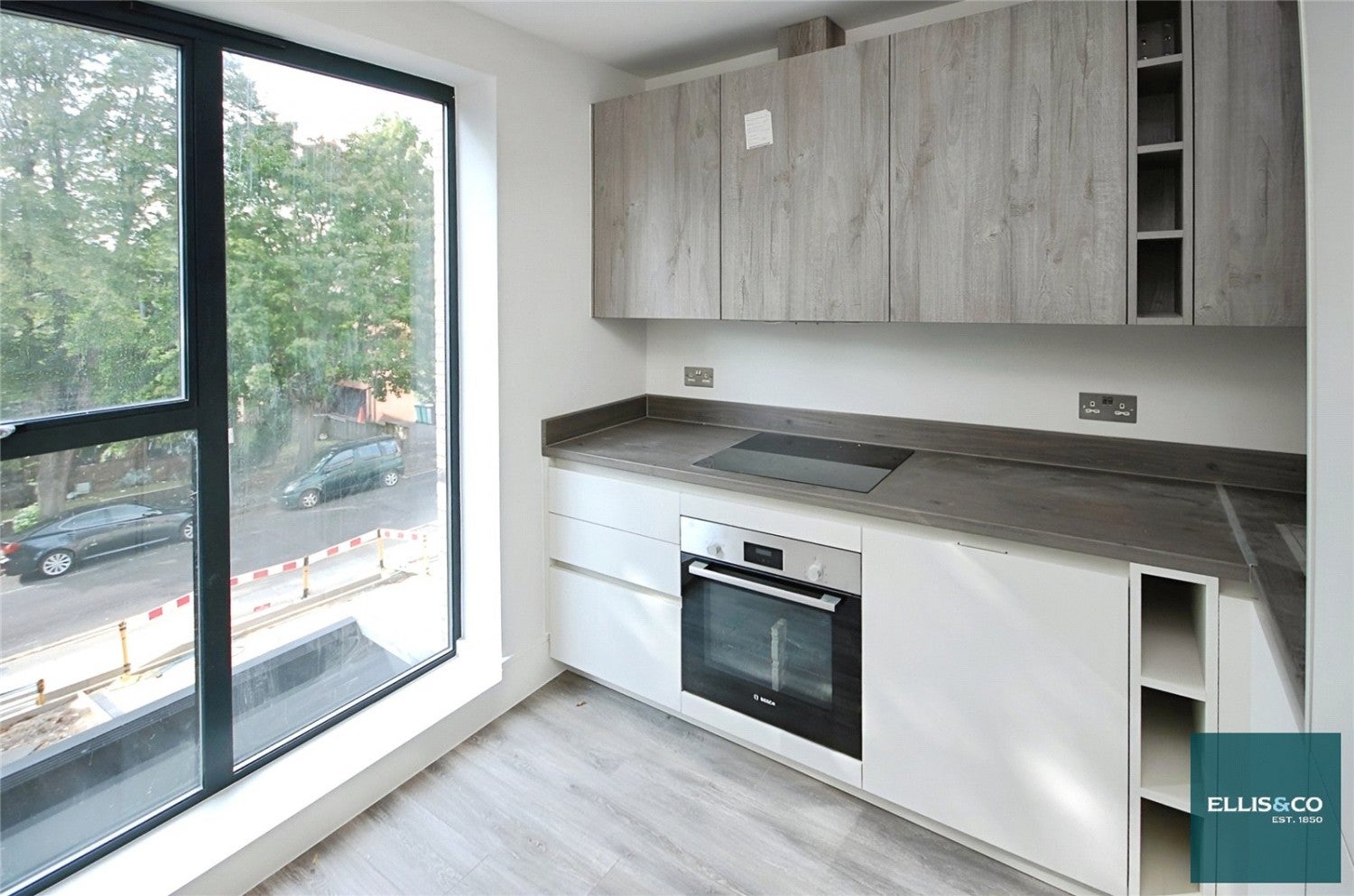 Flat Woodside Grange Road in Greater London