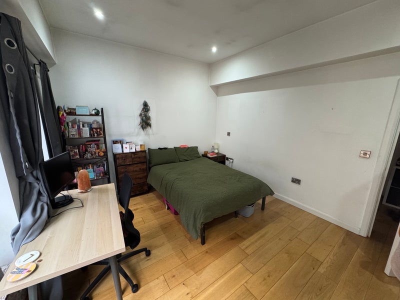 Room Dispensary Lane in Greater London
