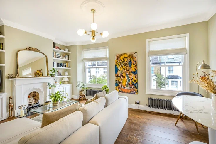 Flat Broughton Road in Greater London