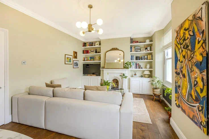 Flat Broughton Road in Greater London