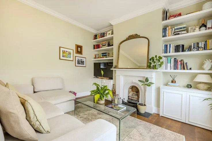 Flat Broughton Road in Greater London