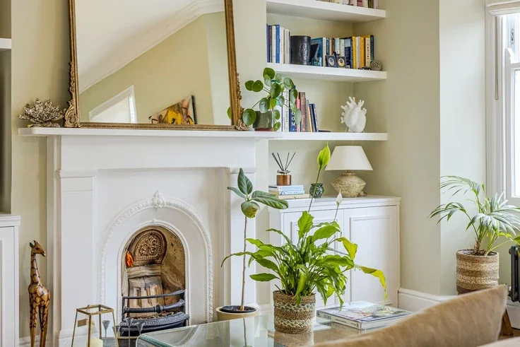 Flat Broughton Road in Greater London